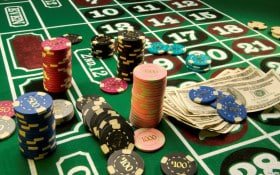 Roda Dream Catcher besar dengan nomor yang jelas di studio banktogel